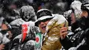 Seorang fans saat berada di Allianz Stadium di Turin, Italia, (25/2). Italia saat ini sedang dilanda cuaca ekstrem yang dianggap jadi puncaknya musim dingin sebelum peralihan musim semi. (AFP Photo/Alberto Pizzoli)