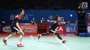 Pebulu tangkis ganda putra Indonesia, M Ahsan/Hendra Setiawan saat melawan Hiroyuki Endo/Yuta Watanabe (Jepang) di di Babak 8 besar Indonesia Open 2019 di Istora Senayan, Jakarta, Jumat (19/7/2019). Hendra/Ahsan unggul 21-15, 9-21, 22-20. (Liputan6.com/Helmi Fitrhiansyah)