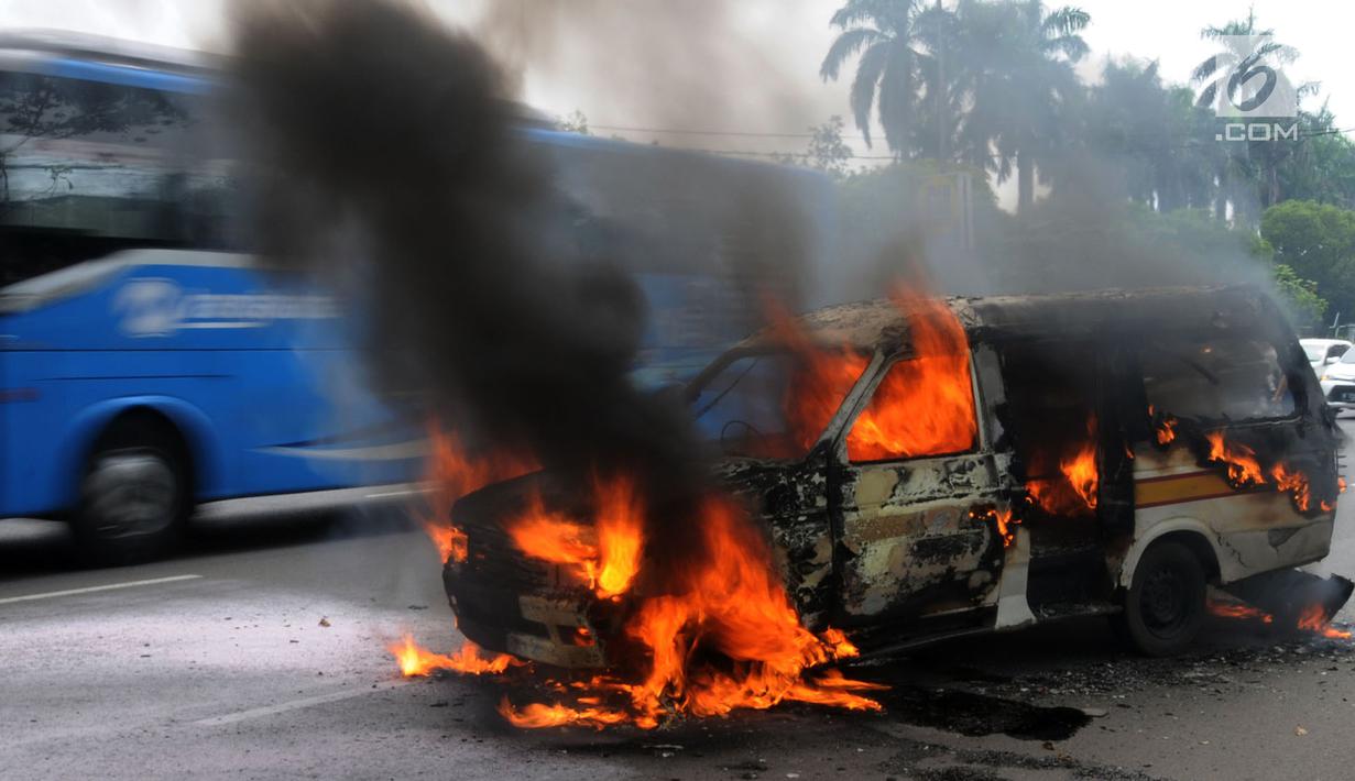 Satu unit angkutan kota (angkot) C062 jurusan Ciledug-Cipete terbakar di kawasan Kebun Nanas, Tangerang, Kamis (17/5). Kebakaran diduga terjadi akibat hubungan arus pendek kabel aki dan tidak ada korban jiwa dalam peristiwa itu. (Merdeka.com/Arie Basuki)