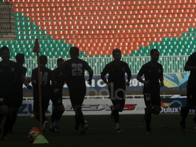Para pemain Thailand menjalani latihan uji coba lapangan jelang leg pertama Final Piala AFF 2016  di Stadion Pakansari, Bogor (13/12/2016).  (Bola.com/Nicklas Hanoatubun)