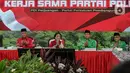 Menurut Ganjar, sebagai paslon maka baik capres maupun cawapres harus memiliki kesamaan visi dan misi. "Satu visi lah," ujarnya. (Liputan6.com/Faizal Fanani)