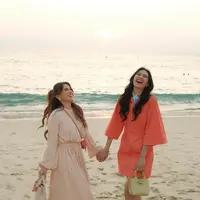 Tak hanya karena lokasi eksotisnya, tetapi juga gaya fashion keduanya yang effortlessly chic dengan nuansa beach-ready yang stylish. [@aruanmarsha/@miktambayong].