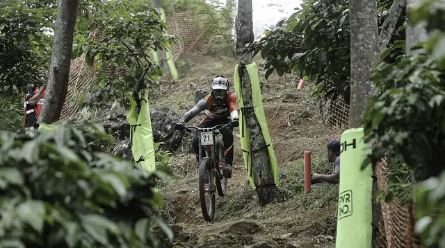 Aksi pembalap sepeda downhill di ajang Indonesian Downhill 2025