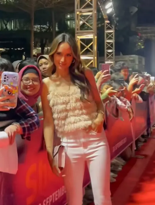 Cinta Laura juga tampil mengenakan atasan berbulu tanpa lengan dipadukan celana putihnya. [@claurakiehl]