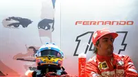 Fernando Alonso saat berada di paddock Ferrari (WANG ZHAO / AFP)