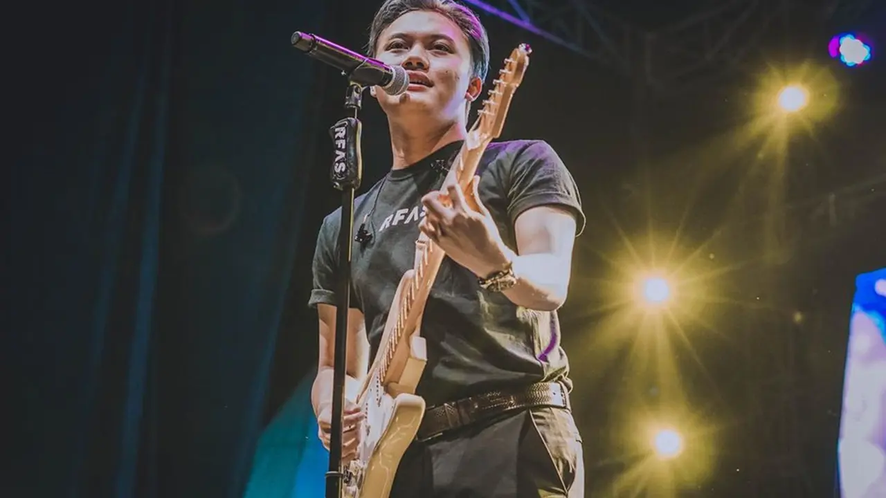 FOTO: Pesona Rizky Febian Saat di Atas Panggung, Berkarisma