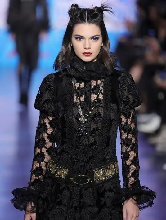 Dalam iklan yang dibintangi Kendall beberapa waktu lalu, ia terlihat sedang berada di sebuah kerumunan masa dan kemudian memberikan sebuah minuman kaleng kepada seorang petugas  keamanan. (AFP/Bintang.com)