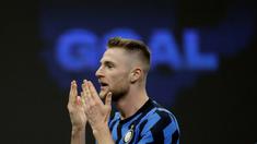 Bek Inter Milan, Milan Skriniar, melakukan selebrasi usai mencetak gol ke gawang Atalanta pada laga Liga Italia di Stadion Giuseppe Meazza, Senin (8/3/2021). Inter Milan menang dengan skor 1-0. (AP/Luca Bruno)