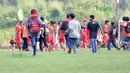 Suporter The Jakmania berlari mengejar Idolanya untuk berfoto saat Tim Persija Jakarta berlatih di Lapangan Youth Training Center, Sawanngan, Depok, Rabu (17/2/2016). (Bola.com/Nicklas Hanoatubun)