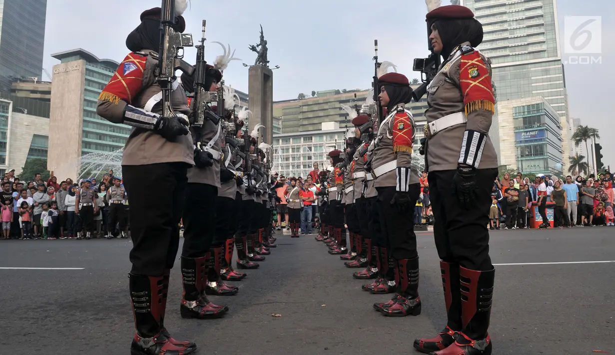 Sejumlah anggota polisi wanita (polwan) dari Divisi Taktikal melakukan atraksi kolone senjata di area car free day, Bundaran Hotel Indonesia (HI), Jakarta, Minggu (28/4/2019). Kelihaian dipertontonkan dalam memeriahkan Hari Kartini yang jatuh pada 21 April 2019 lalu. (merdeka.com/Iqbal S. Nugroho)