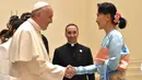 Paus Fransiskus berjabat tangan dengan pemimpin de facto Myanmar, Aung San Suu Kyi saat melakukan pertemuan di Naypyitaw, Selasa (28/11). Pertemuan Paus Fransiskus dengan Suu Kyi merupakan ajang yang paling dinanti (L'Osservatore Romano/Pool photo via AP)