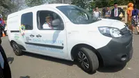 Gubernur Sumsel Alex Noerdin mencoba Hydrogen Car yang akan digunakan untuk transportasi selama Asian Games 2018. (Humas Pemprov Sumsel / Nefri Inge)