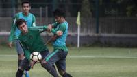 Pemain Timnas Indonesia, Muhammad Arfan, berebut bola dengan Egy Maulana saat latihan di Lapangan ABC Senayan, Jakarta, Senin (15/1/2018). Pemusatan latihan ini dilakukan jelang Asian Games 2018. (Bola.com/Vitalis Yogi Trisna)