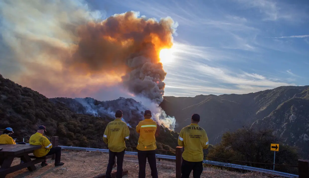 Petugas pemadam kebakaran memantau lereng gunung yang terbakar saat "Kebakaran Franklin" membesar pada 10 Desember 2024 di dekat Malibu, California. (Apu Gomes/Getty Images North America/Getty Images via AFP)