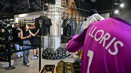 Seorang fans Los Angeles FC tengah melihat jersey pemain baru mereka, Son Heung-min di toko ofisial yang terletak di BMO Stadium, Los Angeles, Amerika, Rabu (06/08/2025). (AFP/Frederic J. Brown)