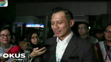 Ketua Umum Partai Gerindra, Prabowo Subianto, menjenguk Ketua Umum Partai Demokrat Susilo Bambang Yudhoyono yang tengah menjalani perawatan di RSPAD.