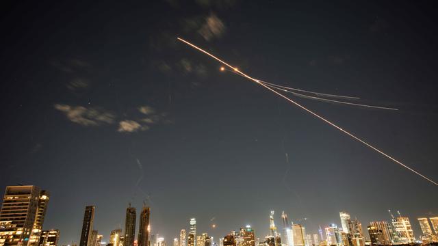 Gelombang Rudal Serangan Balasan Iran Tembus Israel