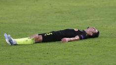 Kiper Krasnodar, Magomed-Shapi Suleymanov, terbaring lesu di lapangan usai ditaklukkan Sevilla pada laga Liga Champions di Stadion Ramon Sanchez Pijuan, Kamis (5/11/2020). Sevilla menang dengan skor 3-2. (AP Photo/Miguel Morenatti)