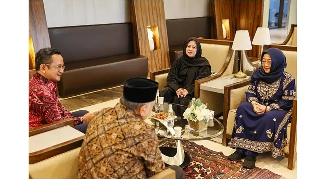 7 Potret Megawati Soekarnoputri dan Puan Maharani Umrah, Doakan Bangsa Indonesia