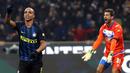 Selebrasi  pemain Inter Milan, Joao Mario usai membobol gawang Pescara yang dikawal Albano Bizzarri pada laga lanjutan Serie A di  Giuseppe Meazza stadium, Milan (28/1/2017). Inter menang 3-0.  (EPA/Matteo Bazzi)