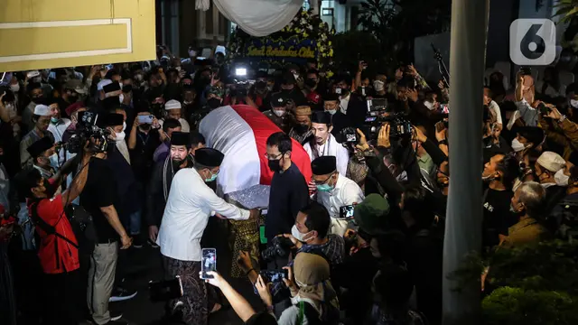 Berselimut Bendera Merah Putih, Jenazah Ketua Dewan Pers Azyumardi Azra Tiba di Rumah Duka
