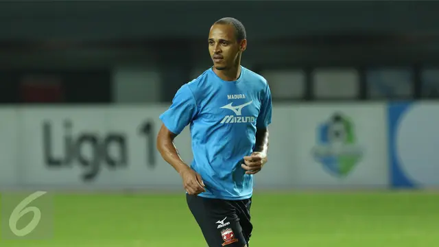 Striker Madura United, Peter Osaze Odemwingie 