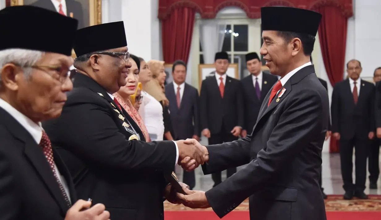 Presiden Joko Widodo (kanan) saat memberikan gelar Pahlawan Nasional kepada ahli waris di Istana Negara, Jakarta, Jumat (8/11/2019). Jokowi memberikan gelar Pahlawan Nasional kepada enam tokoh yang dianggap berjasa untuk Indonesia. (Foto: Lukas-Biro Pers Sekretariat Presiden)