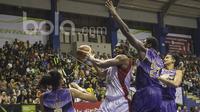 Pebasket Garuda Bandung, Chris Ware, berusaha memasukan bola saat melawan CLS Knights pada laga IBL Regular Season 2017 di C-tra Arena Bandung, Jawa Barat, Minggu (26/2/2017). Garuda kalah 54-57 atas CLS. (Bola.com/Vitalis Yogi Trisna)