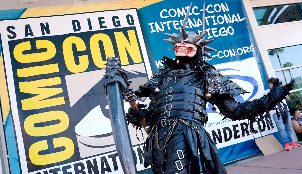 Salah satu daya tarik bagi banyak peserta Comic Expo adalah banyaknya merchandise yang tersedia untuk dibeli di lantai pertunjukan. (AP Photo/Chris Pizzello)