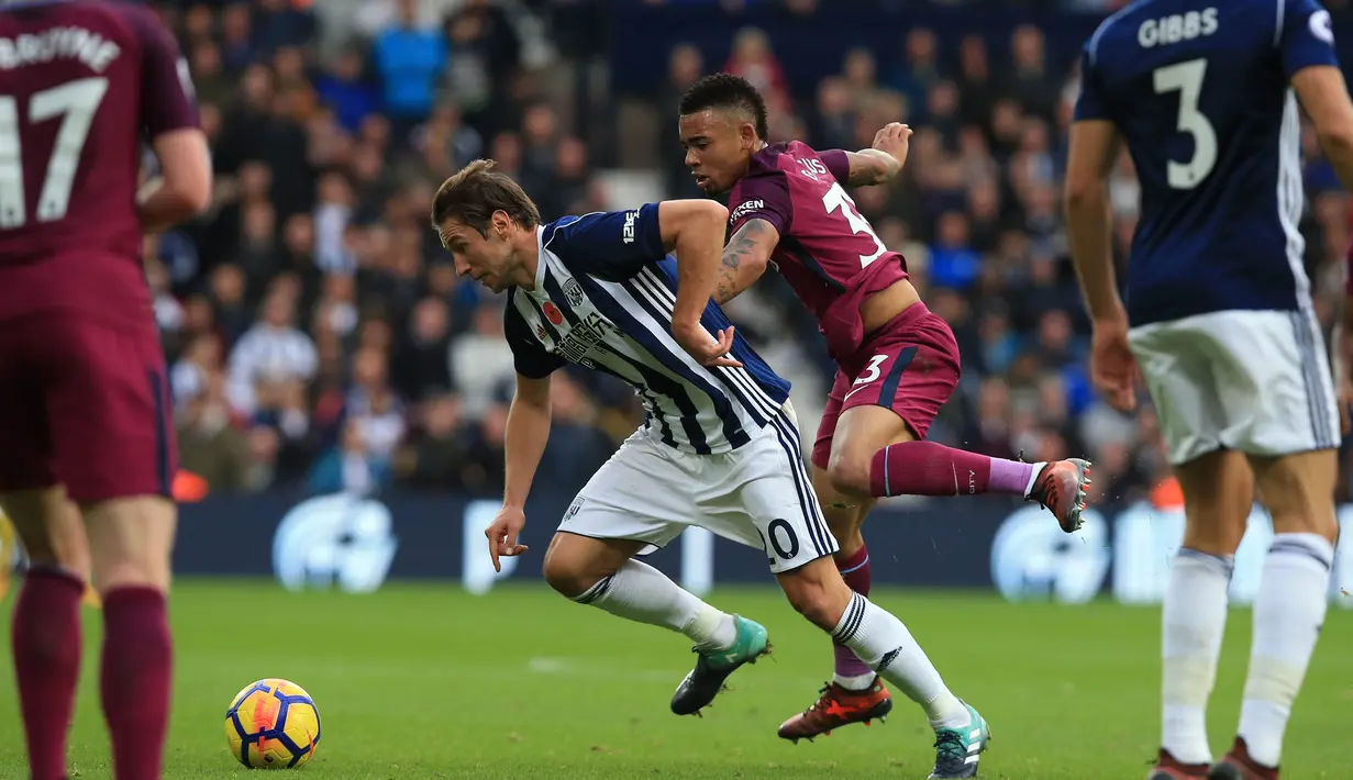 Striker Manchester City, Gabriel Jesus, berebut bola dengan gelandang West Bromwich, Grzegorz Krychowiak, pada laga Premier League di Stadion The Hawthorns, West Bromwich, Sabtu (28/10/2017). West Bromwich kalah 2-3 dari City. (AFP/Lindsey Parnaby)