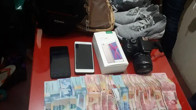 Barang bukti yang berhasil diamankan polisi saat pencuri di Markobar berhasil ditangkap. (Liputan6.com/Fauzan)