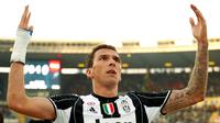 Ekspresi striker Juventus, Mario Mandzukic, setelah mencetak gol ke gawang Chievo Verona pada laga Serie A di Stadion Bentegodi, Minggu (6/11/2016). (Reuters/Alessandro Garofalo)