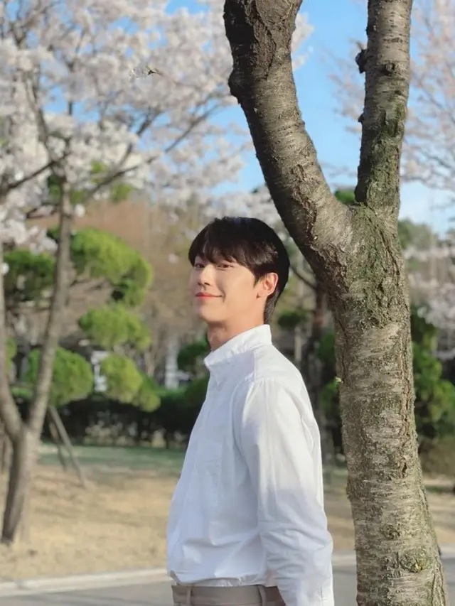 Ide Outfit Boyfriend Material dari Lee Do Hyun. [@ldh_sky]