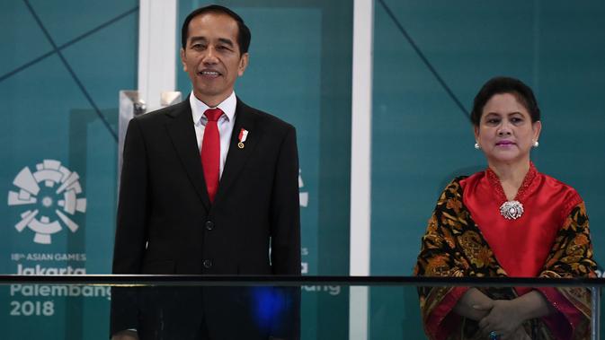Presiden Indonesia, Joko Widodo dan Ibu negara,  Iriana Widodo menghadiri upacara pembukaan Asian Games 2018 di stadion utama Gelora Bung Karno, Jakarta, Sabtu (18/8). (Permata SAMAD / AFP)