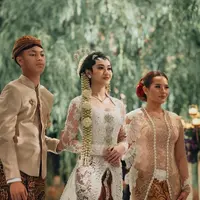 Zahwa dan Keanu Massaid mendampingi dengan menggandeng Aaliyah menuju tempat akad nikah. Kedua kakak adik ini serasi mengenakan busana adat Jawa warna coklat. [@zahwamassaid].
