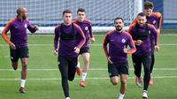 Pemain Manchester City Fabian Delph, Aymeric Laporte, Phil Foden dan Bernardo Silva saat mengikuti latihan jelang menghadapi Lyon di Liga Champions di City Football Academy, Inggris (18/9). (AFP Photo/Oli Scarff)