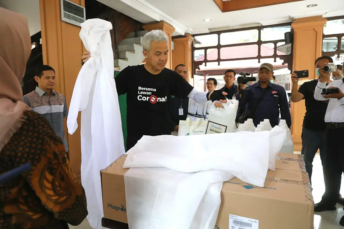 Gubernur Jawa Tengah, Ganjar Pranowo menunjukkan APD 'Baju Astronot' yang diproduksi RS Moewardi, Solo. (Foto: Liputan6.com/Pemprov Jateng/Felek Wahyu)