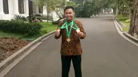 Atlet angkat besi Indonesia, Eko Yuli Irawan usai bertemu Presiden Joko Widodo atau Jokowi di Istana Merdeka, Jakarta, Kamis (8/11/2018). (Liputan6.com/Titin Supriatin)