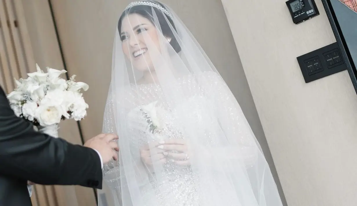 Setelah melaksanakan prosesi sangjit yang tak kalah mewah, bernuansa merah, Tina Toon memilih warna yang lebih simpel, yaitu putih. Mulai dari dekorasi hingga gaun pengantinnya membuat Tina Toon tampil cantik effortless bak Disney Princess. Foto: Instagram.