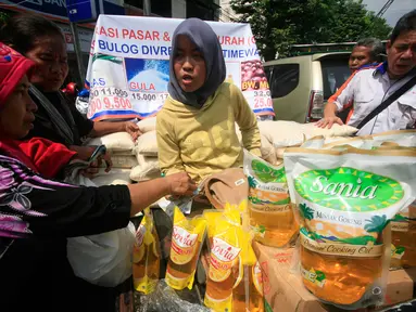 Sejumlah pembeli berbelanja pada operasi pasar murah Bulog DIY di pasar Beringharjo, Yogyakarta, (25/5). Operasi pasar tersebut di jual bererapa bahan kebutuhan pokok diantaranya,beras,minyak goreng di bawah harga pasaran. (Liputan6.com/Boy Harjanto)