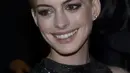 Aktris berbakat dengan peraih berbagai penghargaan, Anne Hathaway, memang biasanya memilih warna gelap untuk rambutnya. Namun dengan rambut pirang serta potongan cepak, kini ia tampak lebih fresh. (Bintang/EPA)