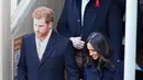 Pangeran Harry dan tunangannya, Meghan Markle menghadiri acara amal untuk memperingati Hari AIDS Sedunia di Nottingham, Jumat (1/12). Pangeran Harry mengenakan syal krem yang senada dengan warna rok maksi Meghan Markle. (Steve Parsons/PA via AP)