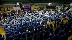 Pecandu narkoba berkumpul di Makati, Manila, Filipina (18/8). Para pecandu narkoba menyerahkan diri kepada polisi lantaran marak teror penembakan misterius di Filipina. (Reuters/Eric Castro)