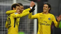 Neymar, Kylian Mbappe, dan Edinson Cavani berhasil mencetak gol sekaligus mengantarkan Paris Saint-Germain menang 4-1 atas Rennes pada pekan ke-18 Ligue 1 Prancis, di Roazhon Park, Sabtu (16/12/2017) waktu setempat. (AFP/Loic Venance)