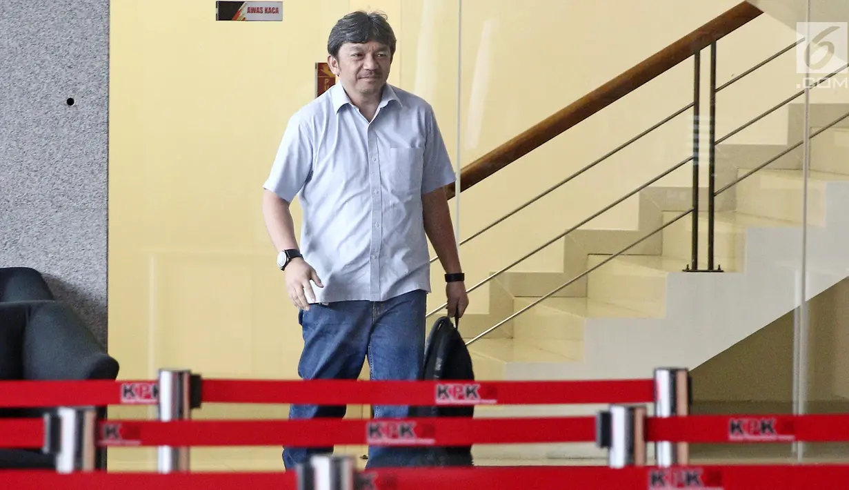 Mantan CEO Citilink Albert Burhan berjalan usai diperiksa di Gedung KPK, Jakarta, Jumat (26/1). Albert diperiksa untuk tersangka Emirsyah Satar. (Liputan6.com/Herman Zakharia)