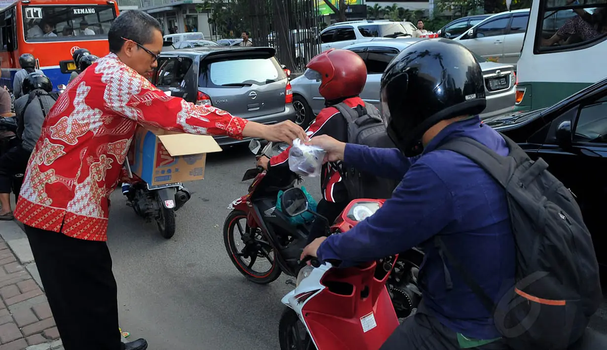 Aksi bagi-bagi takjil ini juga diikuti sejumlah pegawai KPK, Kamis (24/07/14). (Liputan6.com/Faisal R Syam) 