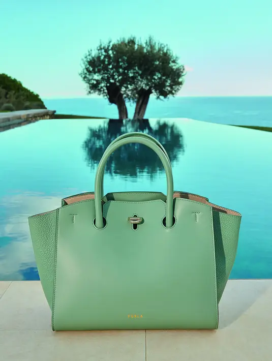Kita akan dibawa lewat visual liburan di vila Italia. Menghadap ke lanskap Mediterania. Sebagai latar dari kampanye terbaru Furla. [Dok. Furla]