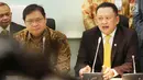 Bambang Soesatyo (kanan) didampingi Ketum Partai Golkar Airlangga Hartarto memberikan keterangan perihal ketua DPR RI, Jakarta, Senin (15/1). Airlangga resmi mengumumkan Bambang Soesatyo sebagai Ketua DPR. (Liputan6.com/Angga Yuniar)