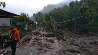 Banjir bandang menerjang kawasan Gunung Mas, Desa Tugu Selatan, Kecamatan Cisarua, Puncak, Bogor. (Liputan6.com/Achmad Sudarno)
