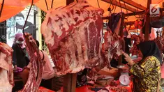 Pembeli memilih daging kerbau dan sapi yang dijual di Pasar Ciledug, Tangerang, Rabu (13/6). Dua hari menjelang Lebaran, pedagang daging musiman menjamur dengan menggelar dagangan di pinggir-pingir jalan. (Liputan6.com/Angga Yuniar)